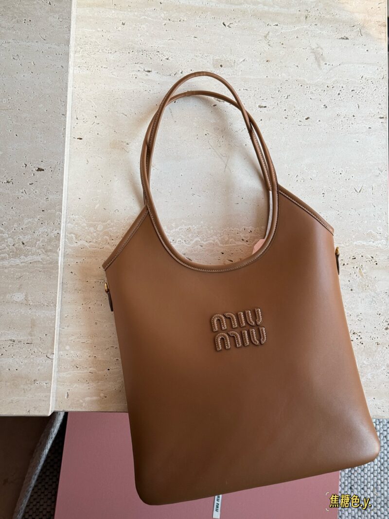 d8a6f3938b.jpg 235 box upgrade version y
size:33*30cm
Miumiu's new tote
The wind is blowing too hard this year
There are so many popular products!
This version is also too beautiful!
Spring and summer tote bags are the king!