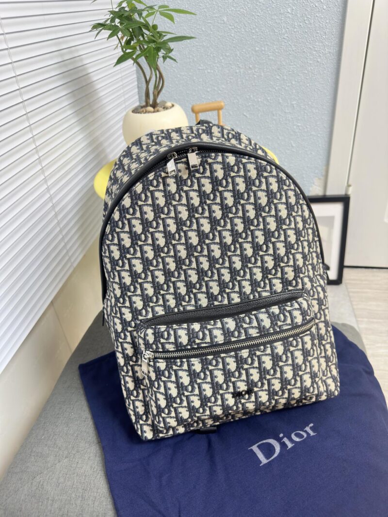 Classic canvas bag paired with cowhide, perfect for both men and women in spring and summer retro style. This bag hits the heart with just one glance, featuring a neutral blue herringbone embroidery and vintage waterproof technology fabric. Dior's co...
