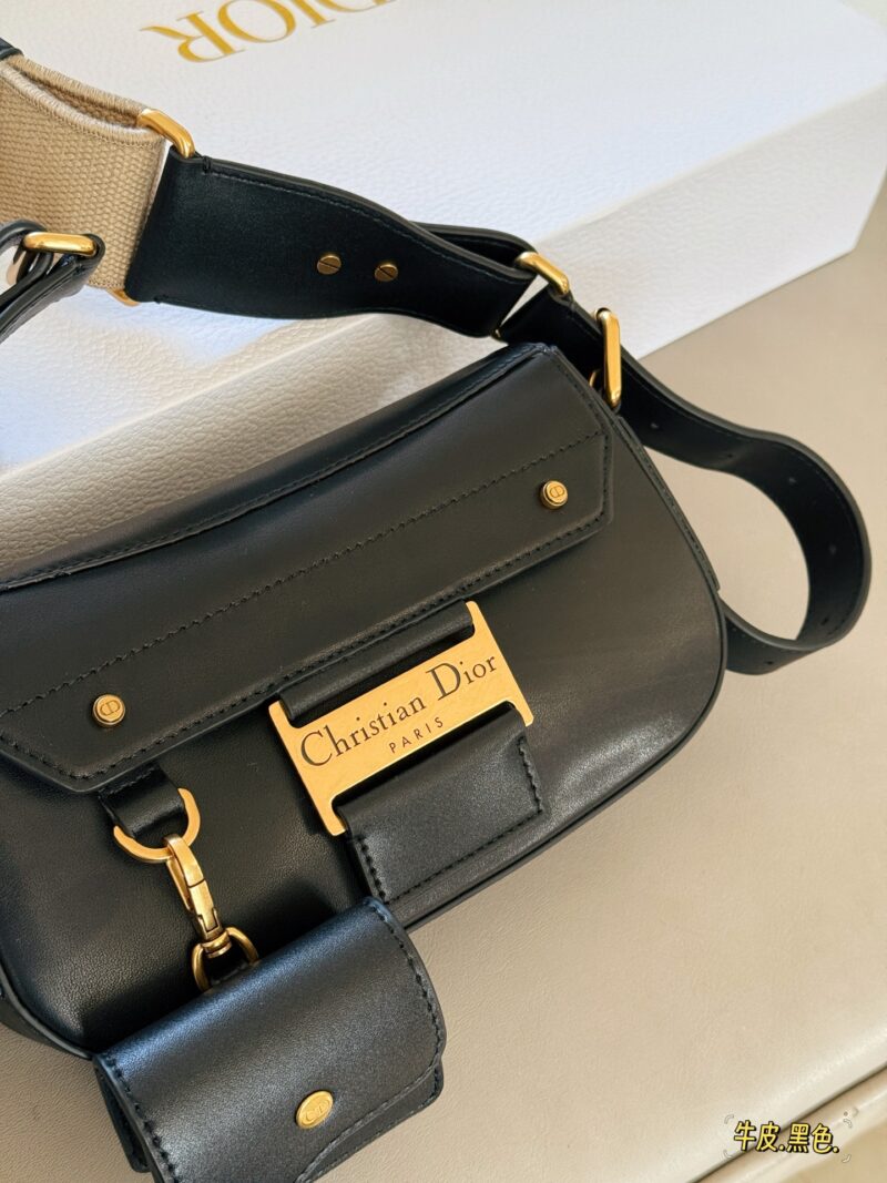 d8cc72ef1d.jpg 360 box cowhide
size:24*14cm
Top up super cool DIOR Streetchic handbag
The large metal plaque design has a cool punk vibe from ancient times!
The wide shoulder straps are adjustable on both sides, allowing it to achieve multiple back styles
