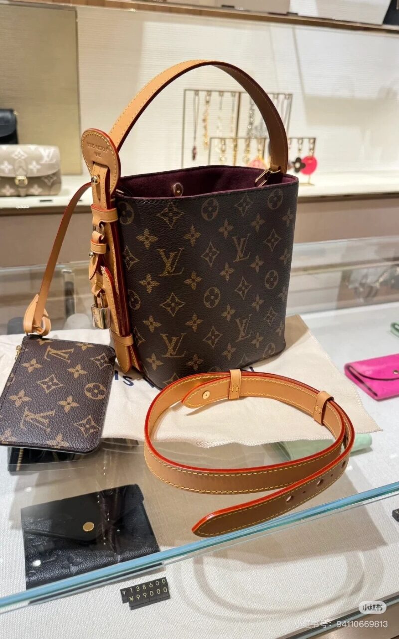 Heart LV vintage AllinBB, it's here
This handbag is made of Monogram canvas paired with glossy metal pieces, showcasing a classic style with iconic padlocks and nameplates. Adjustable shoulder straps continue the brand's box making heritage, while le...