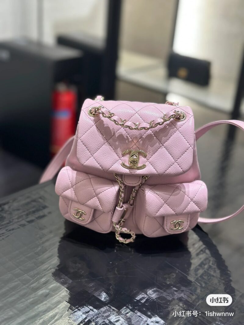 d8e385f88e.jpg Chanel backpack really looks great - full of girlish hearts, and it's just the right size