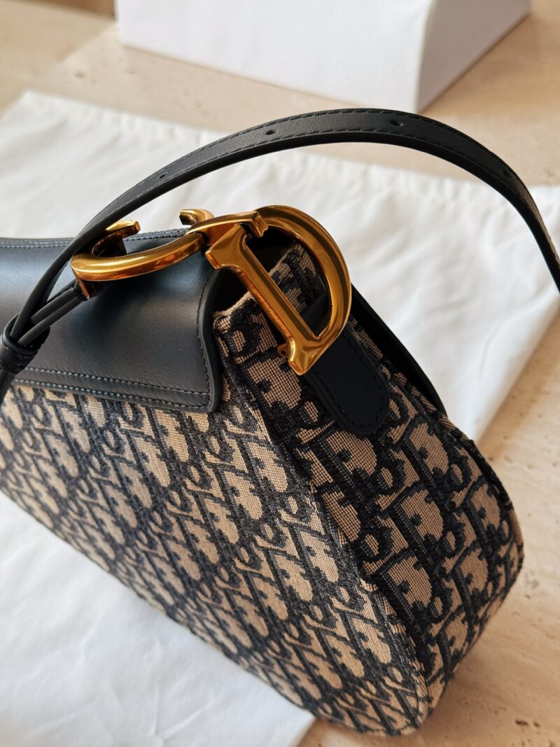 320 boxes (presbyopia)
Size: 25cm (top width) * 20cm high
D's new product is here
Retro Oblique Blue is so beautiful!
The shoulder strap can be adjusted in a wide range!
Underarm crossbody