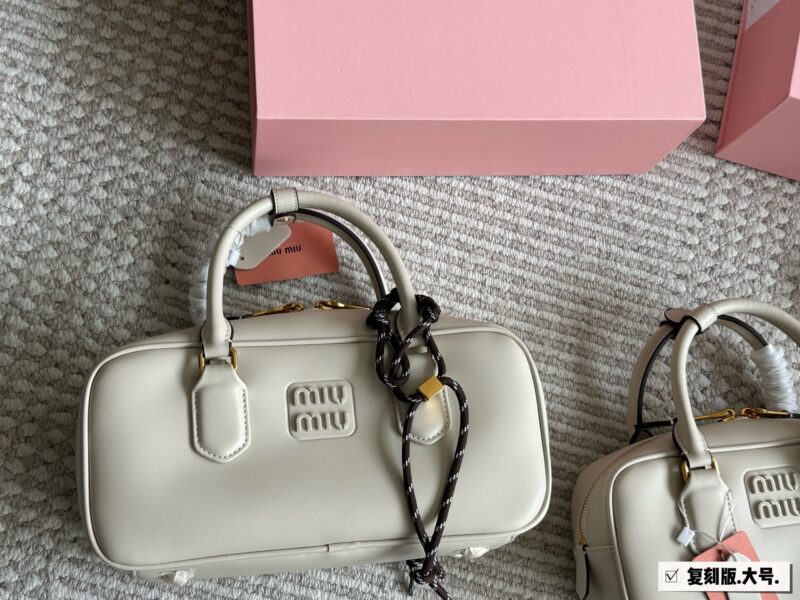 d911450b0f.jpg 260, 170 box sets
size:22*11cm
27*13cm
Miumiu bowling/briefcase/
The sweetness of the bag is just right!
It's hard not to love!
Can be carried by hand or slung diagonally
It's definitely not a small waste bag! Full capacity~~
The appearance is Prin...