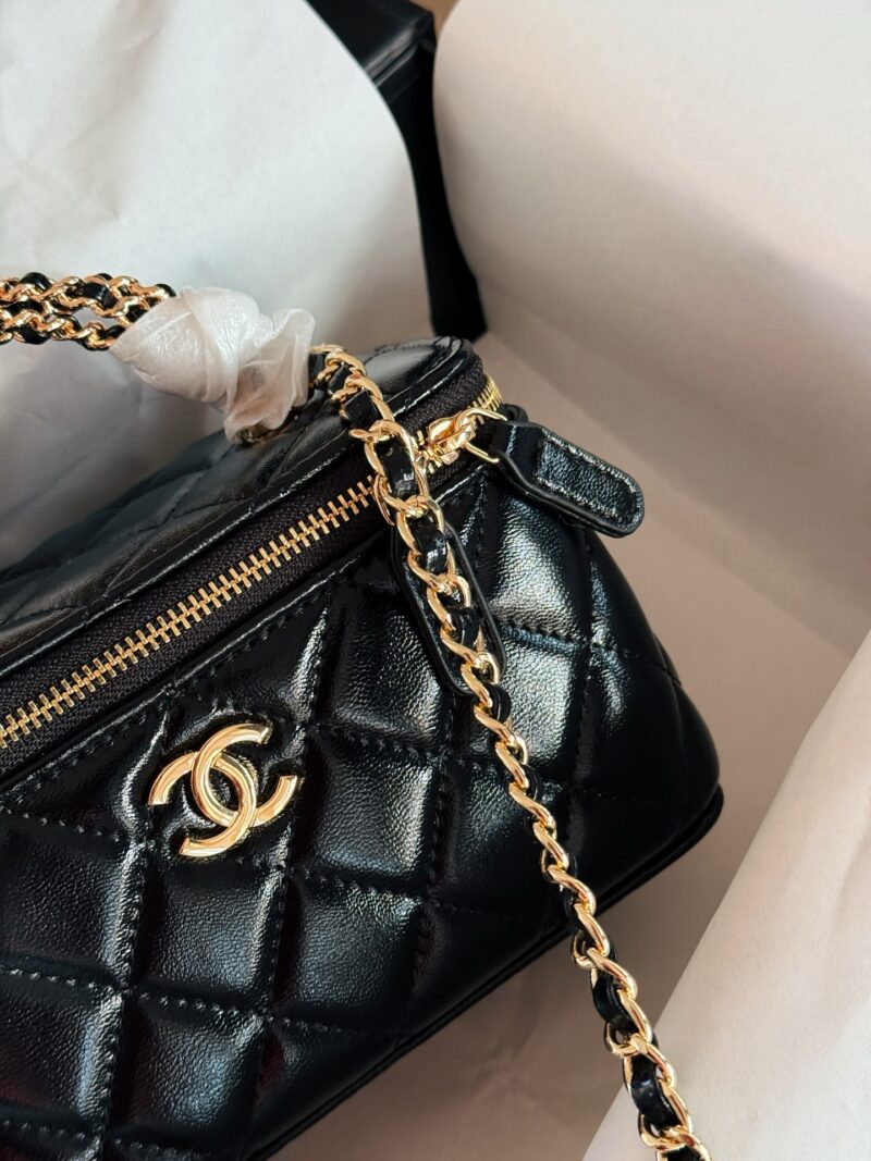 d91354a298.jpg Box pairing
size:18*10cm
Chanel Xiaoxiang Home Withdrawal Box Bag
The long box with black gold Fried Dough Twists handle can be cool and cute
Various stubborn shapes
Truly fragrant