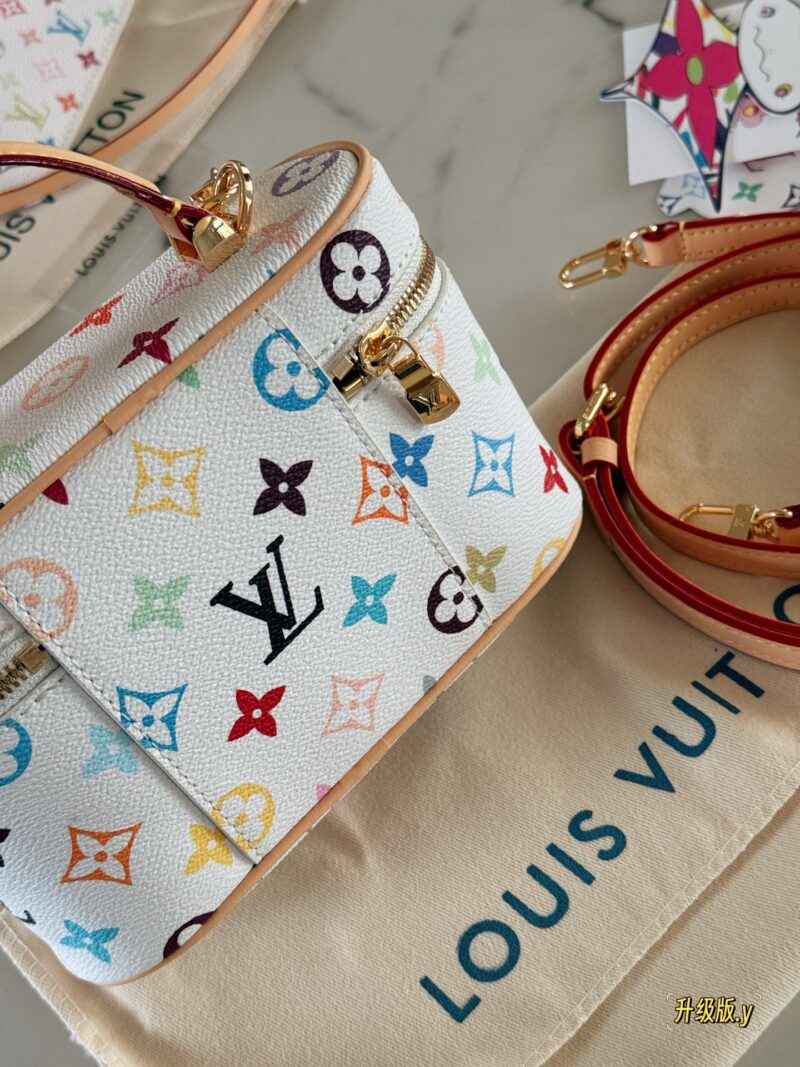 d92c79c0d7.jpg 520 Choose a Bag for Girlfriend
280 box upgrade version
size:19*12cm
L Home Vanity Small Box White Tri Color
?? Configure two shoulder straps
Super convenient and practical!
Who really sees who falls in love
The feeling of sinking at a glance u...