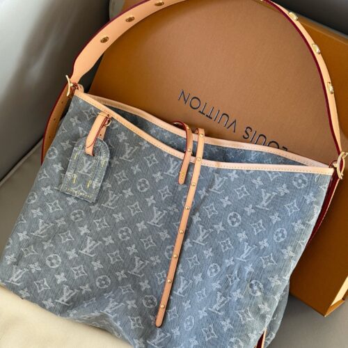 345 box
size：41*29cm
L's old flower, Carryall, is everywhere on the road,
Let's have a different one
This denim bag exudes a vintage atmosphere and is packed with UP!
The pattern, fabric, and hardware taste are all okay!
Carryall denim goes well wi...