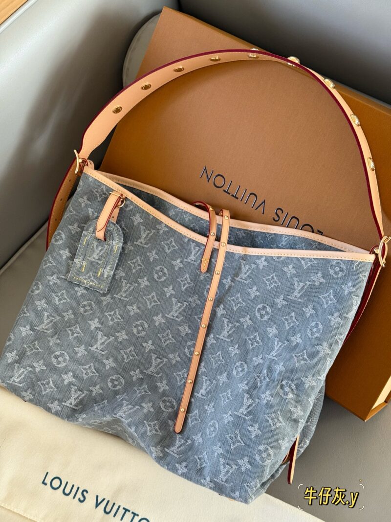 d93829fea0.jpg 345 box
size:41*29cm
L's old flower, Carryall, is everywhere on the road,
Let's have a different one
This denim bag exudes a vintage atmosphere and is packed with UP!
The pattern, fabric, and hardware taste are all okay!
Carryall denim goes well wi...
