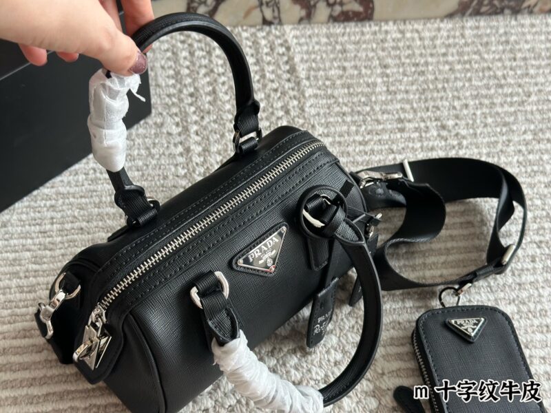 d93aecea7d.jpg 290 pairs of folding box cowhide
size:21*11cm
Prad Boston Pillow Bag
Parachute fabric
The bottom and handle are made of cross patterned leather
Three dimensional, stylish, lightweight, and casual
Equipped with a zero wallet!
A super good item!