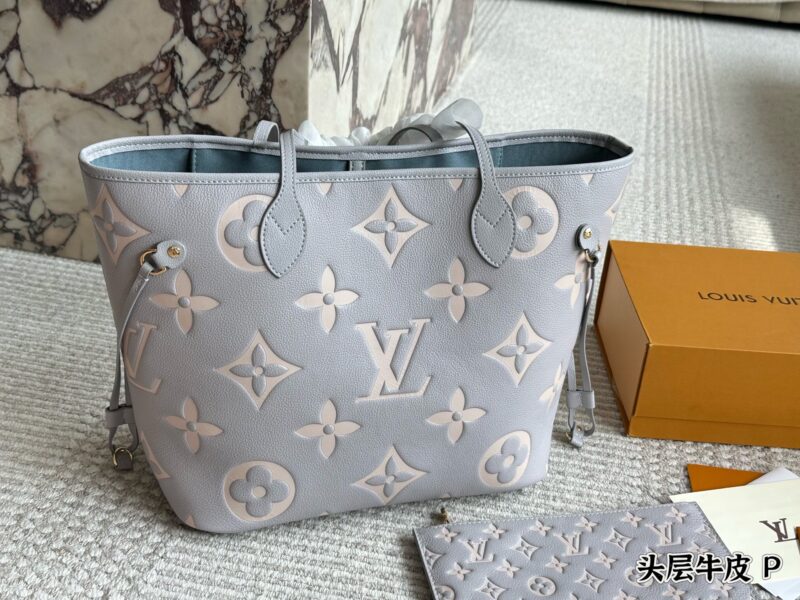 ￥ 399 Original cowhide
LV Neverfull shopping bag
N41605LV is the classic flagship of the family, with a large capacity design that is perfect for both mommy bags and OL commuting, making it the bag with the highest appearance rate. The striped linin...