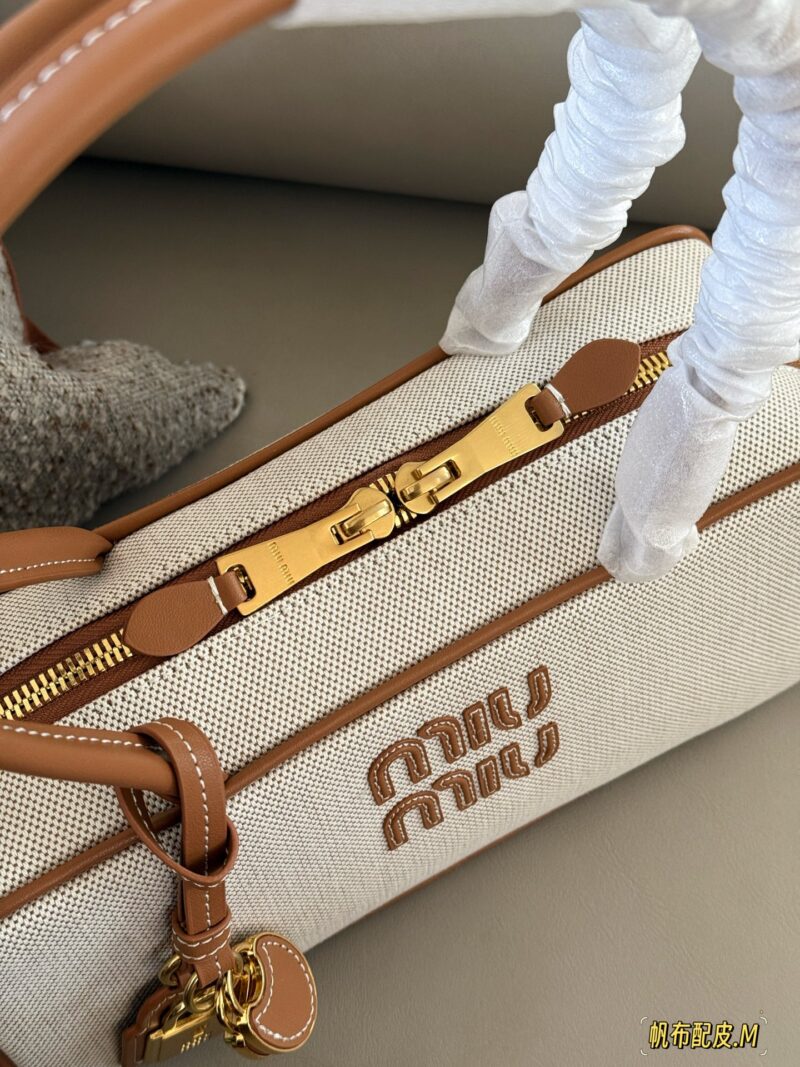 d95b343b85.jpg 290 boxes
size:28*15cm
Miumiu bowling/briefcase/
Miu is here to steal money again! The new canvas briefcase is here!
It's nice to carry on your back
Can be carried by hand or carried diagonally!
The appearance is Princess Miumiu!