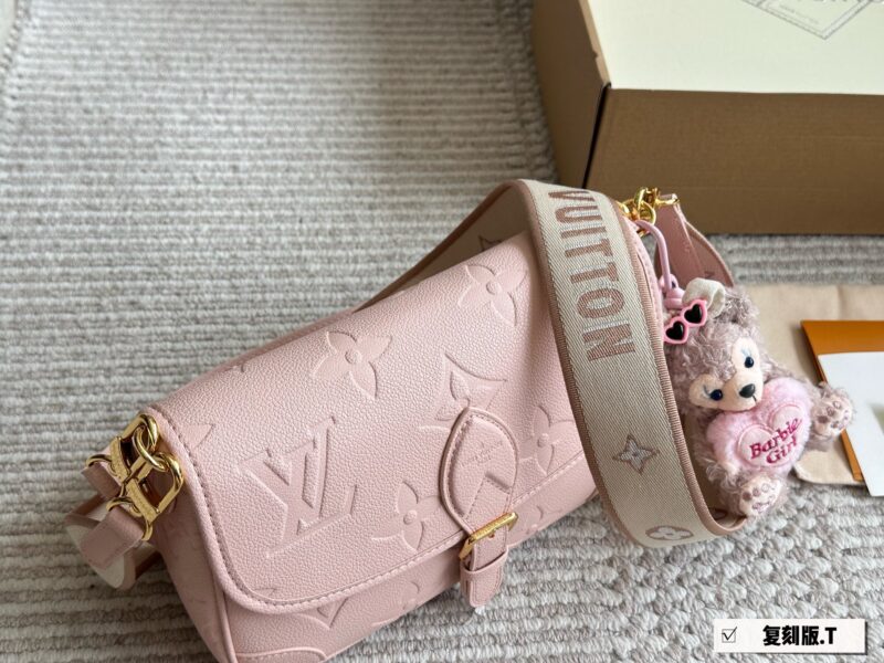 d97facb97a.jpg 265 box
size:25*17cm
L Family Diane French Stick Handbag
The magic wand bag is really beautiful!
The leather and color are both good,
Configure two shoulder straps ?? Sweet and salty!
Search for Lv Law Stick