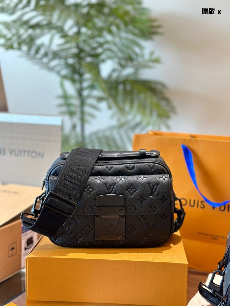 d98ee5f164.jpg Cowhide embossed p320 old flower p275 black flower p275
LV Men's Bag Recommendation | Men's Presbyopia S-LOCK Business Postman Bag! The Lv S-Lock series really gives people a dazzling feeling
The size of this bag is very suitable for boys to carry wh...