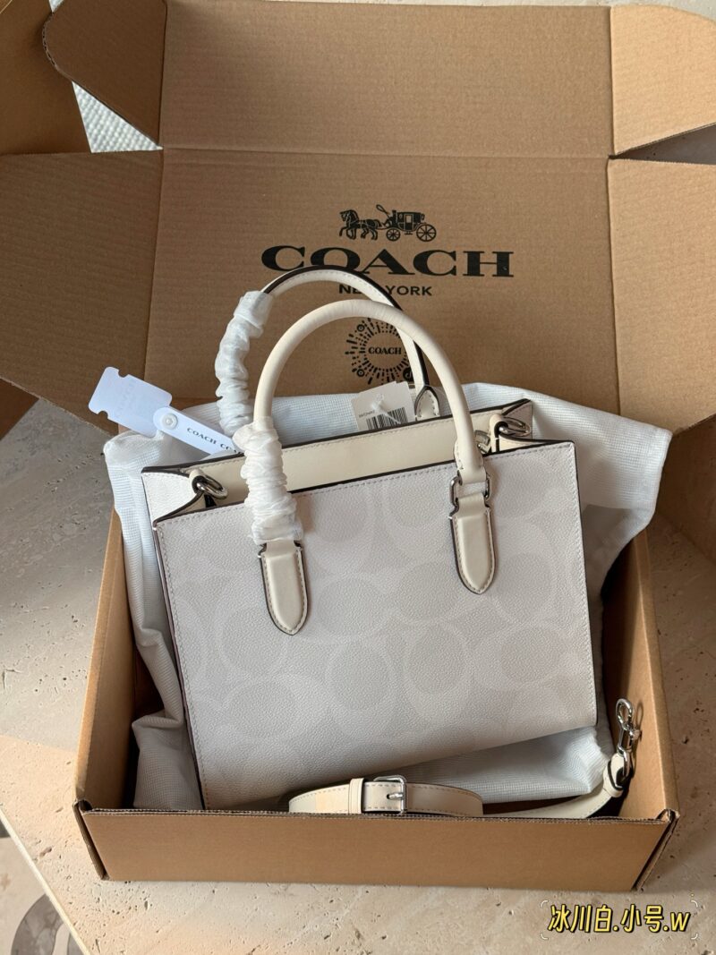 d99751b7ce.jpg 265 box
size:25*19cm
Maggie's exquisite tote from C family
Old Flower Small Tote Bag Type
Handheld exquisite and versatile crossbody with elegant temperament!