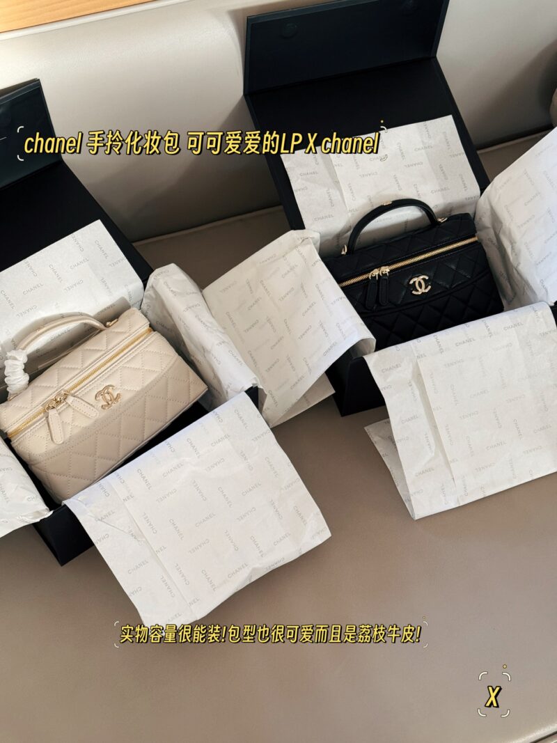 d9af4da773.jpg 220 boxes
Size: 20 (base width) * 12cm (height)
Xiaoxiang Family Lunch Box Pack Lp
A popular bag that catches the eye at a glance
Really cute
Can be sweet or salty
You can hold it by hand, shoulder and back. The chain length is just right
It also has...