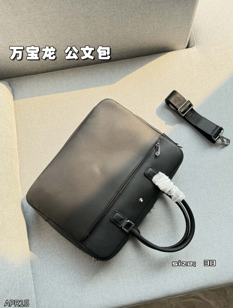 d9b85651cd.jpg Cowhide 340
size:38×28
MONTBLANC briefcase handbag crossbody bag
Cowhide material creates various visual effects
Business commuting men's briefcase
The capacity is also very large, it can hold files and computers
Black versatile, classic
The mater...