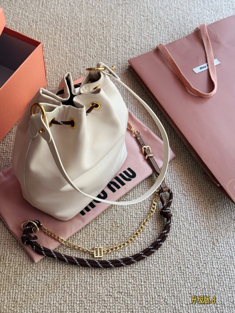 d9c1a70604.jpg 220 boxes
size:17*21cm
Miumiu canvas small water bucket
The colors of summer~
Another bag that doesn't require any brainpower to match!
The complimentary ornament can be used as an extension chain
It's becoming very summer~