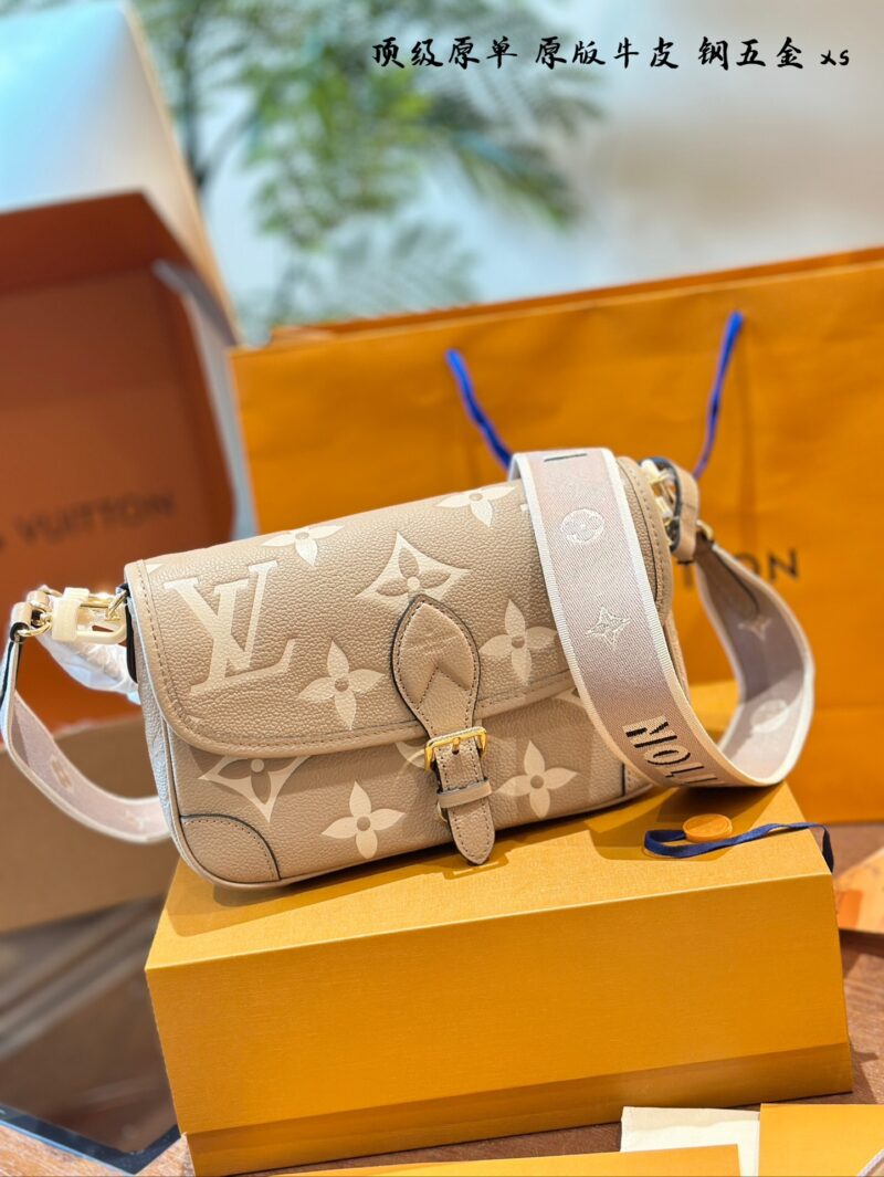 Full leather embossed baguette p420
This Diane handbag is made from Louis Vuitton's classic Monogram
Empreinte embossed leather weaves the brand logo into a detachable wide jacquard shoulder strap, adding a crossbody option in addition to the detacha...