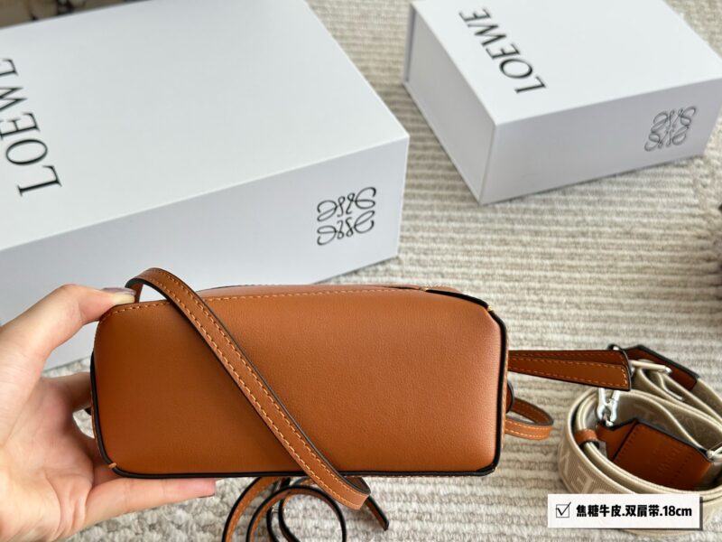 320 210 box (backpack)
Size: 24 * 15cm (large)
18 * 10cm (mini)
Loewe Geometry Package Puzzle
Truly cannot be missed,
?? Cowhide quality!
Completely hold on!
Luoyiwei | A perfect shoulder strap