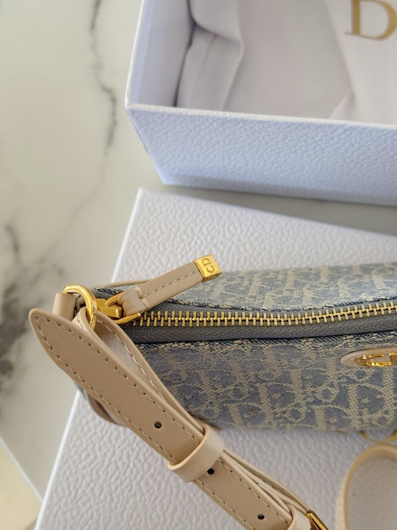 d9e938c737.jpg 270 pairs of cowhide
size:26*11cm
This bag is enough for summer
D family has secretly released a new style of dumpling dumplings
Upgraded version/Underarm bag
The capacity is very large!
Summer travel is easy and beautiful