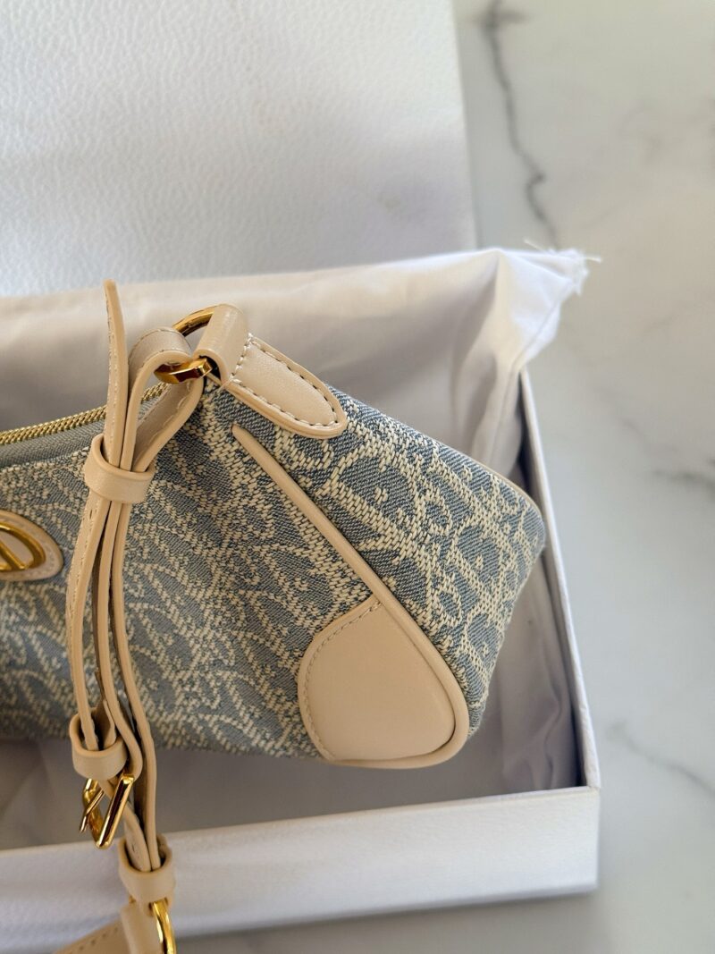 d9f2547833.jpg 270 pairs of cowhide
size:26*11cm
This bag is enough for summer
D family has secretly released a new style of dumpling dumplings
Upgraded version/Underarm bag
The capacity is very large!
Summer travel is easy and beautiful