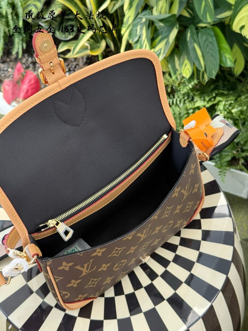 Counter synchronization 163 chip version p325
Lv's new Diane vintage flower stick bag for fashion shows, one shoulder crossbody armpit bag with floral embroidery shoulder strap, all steel hardware
Size: 24 * 15 * 9CM, with 2 shoulder straps that can ...