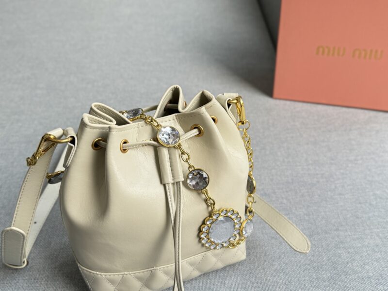 da03eac81c.jpg 205 Tian Di Gai
size:17×21
MIU MIU Water Diamond Chain Bucket Bag
Miumiu new bucket bag, elegant women's daily preferred choice
Cute and loving little bucket
