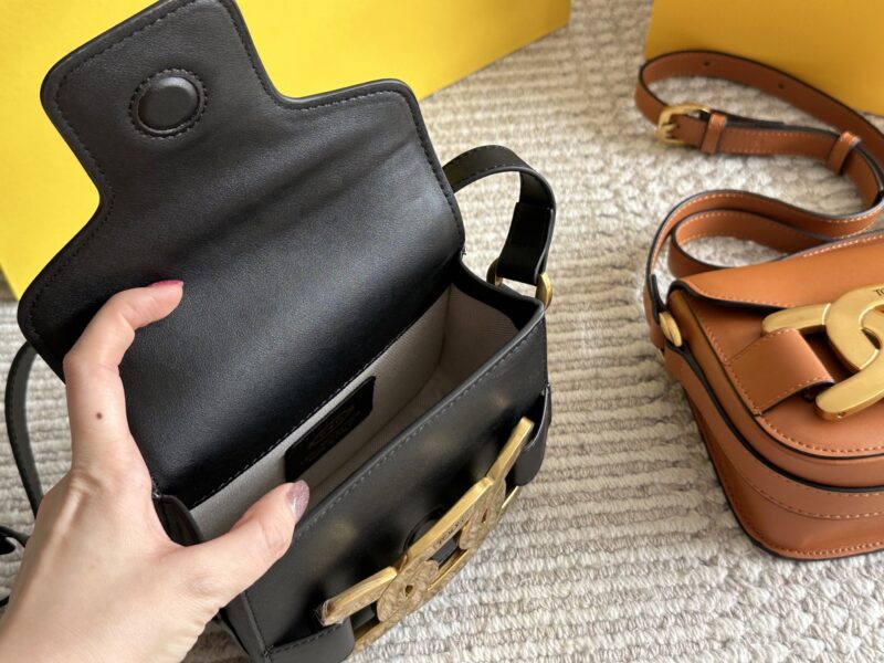 da10b9e902.jpg 225 boxes
size:16.5*15cm
TOD's Timeless
The appearance of the bag is too good
A high-end versatile design bag
Essential Grass Planting!