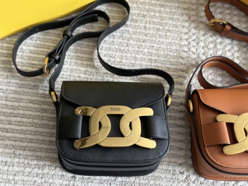 da1f03b324.jpg 225 boxes
size:16.5*15cm
TOD's Timeless
The appearance of the bag is too good
A high-end versatile design bag
Essential Grass Planting!