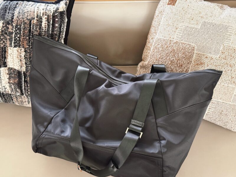 da4b991948.jpg 270 without box
Size: Bottom width 45, top width 65, height 40
Prad tote (shopping bag)
The leather material is thick and textured
A great combination of travel and fitness!
Really practical!!