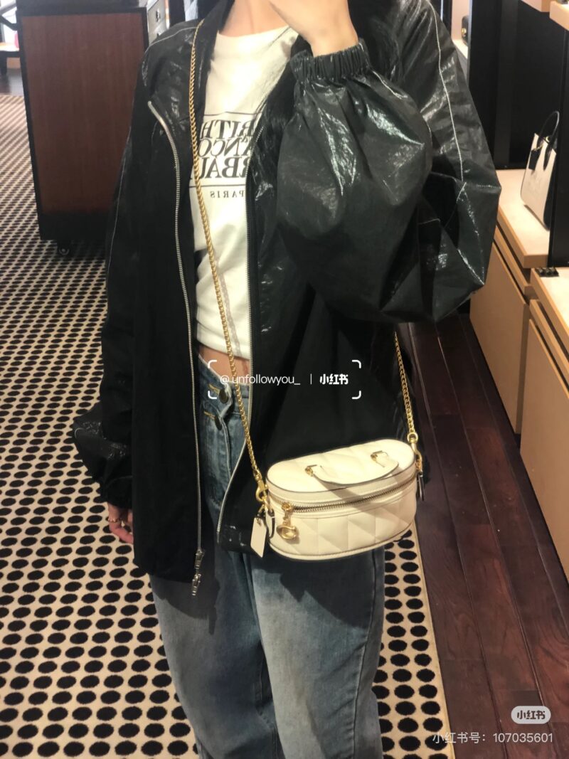 da59ab001c.jpg Coach's new box bag is back!
This one is finally not so useless! Can install a mobile phone!
Her upper body looks very princess!
#Box bag # Exquisite small bag # Coach
