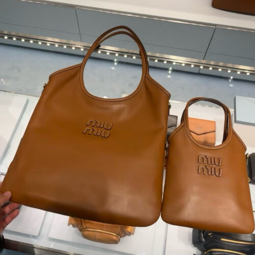 I didn't understand miumiu before, only the upper body and back knew how beautiful it looked
He's really young~
New mini ivy tote bag, perfect for fashionistas
