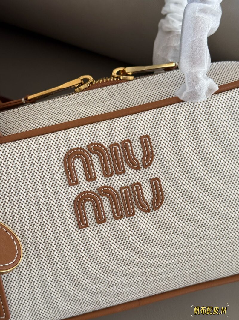da797b8140.jpg 290 boxes
size:28*15cm
Miumiu bowling/briefcase/
Miu is here to steal money again! The new canvas briefcase is here!
It's nice to carry on your back
Can be carried by hand or carried diagonally!
The appearance is Princess Miumiu!