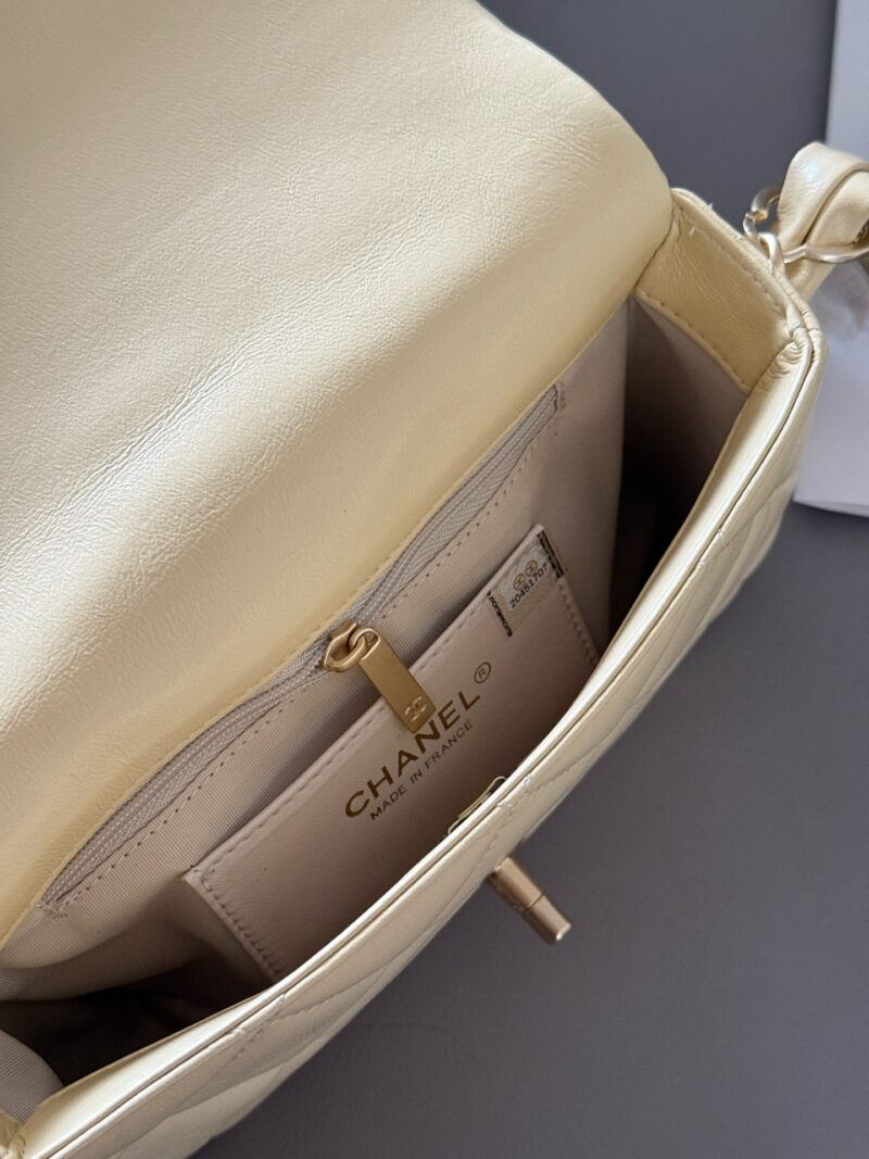 240 boxes
size：21*16cm
Xiaoxiangjia 25s Thick Chain Underarm Bag
Classic yet practical
Irresistible vintage
The more I watch, the more I like it!
Cute and lovely chicken yellow/very suitable for summer color matching~
