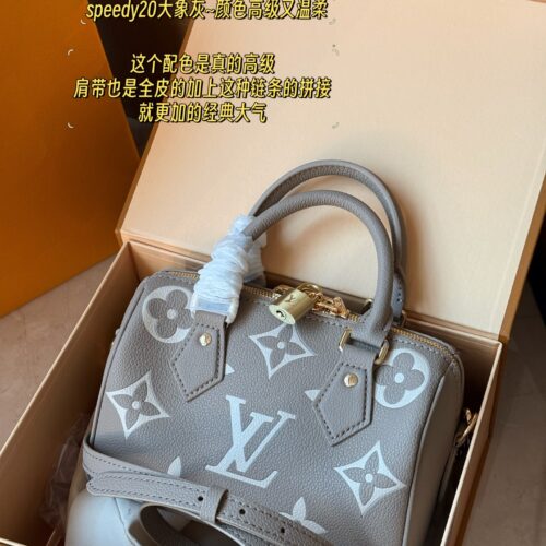 215 new model (with box)
size： 20*14cm
L Home Speedy 20
Let's feel the joy of Speedy together~
This size is just right!
Carrying a small bag, I really love it, love it~
Search: Lv nano