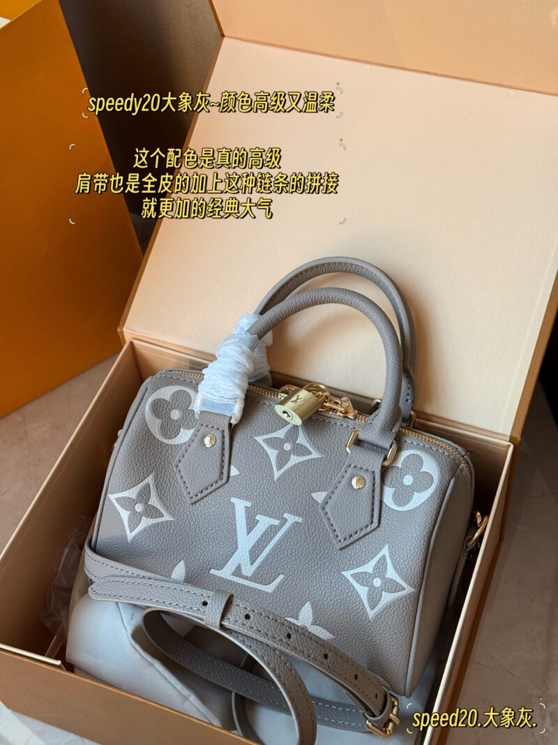 215 new model (with box)
size： 20*14cm
L Home Speedy 20
Let's feel the joy of Speedy together~
This size is just right!
Carrying a small bag, I really love it, love it~
Search: Lv nano
