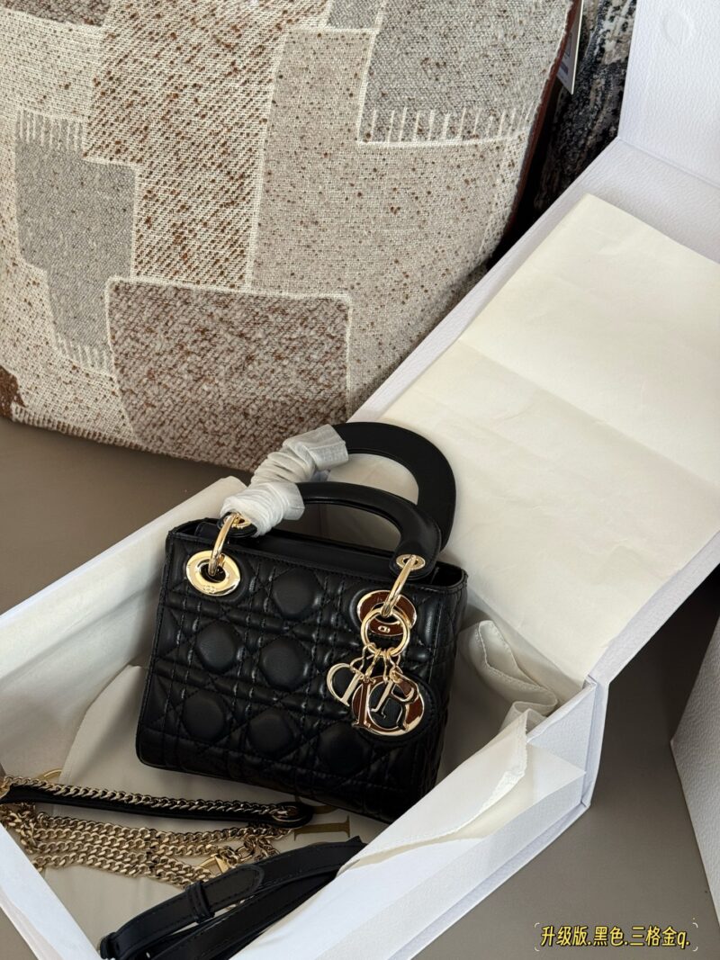 260 box upgrade version
Size: 17 * 15cm (three grids)
Dior handbag by Diana
D Family Princess Dai's Light Gold Button
It's very simple and elegant to hold in your hands and shoulders!
The milky sound makes one feel refreshed and happy
Very tender! It...