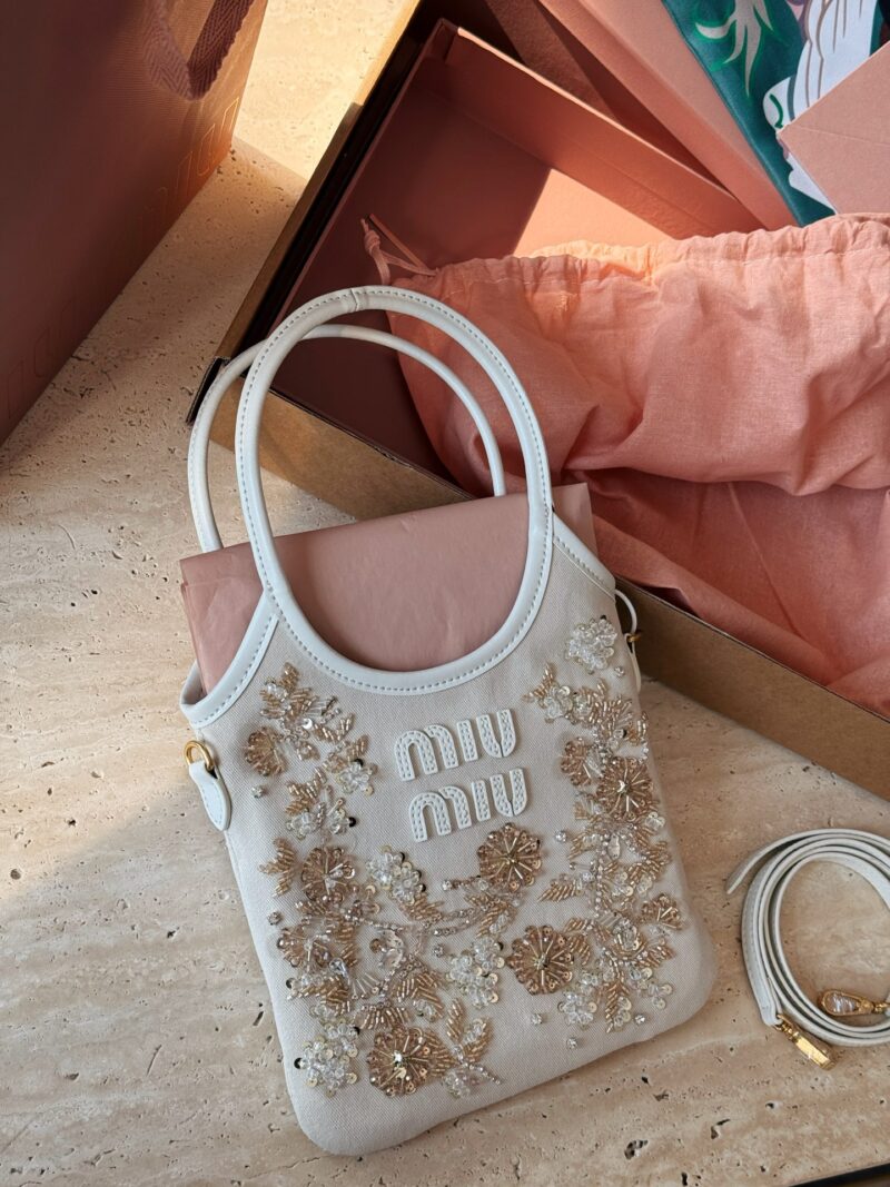410 with complete packaging
Size: 19 * 32 (including wrist)
Cute Miumiu Ivy
Miu Miu | Ultimate craftsmanship | Who doesn't love BlingBling? Bling is simply amazing
Wealthy and charming eyes