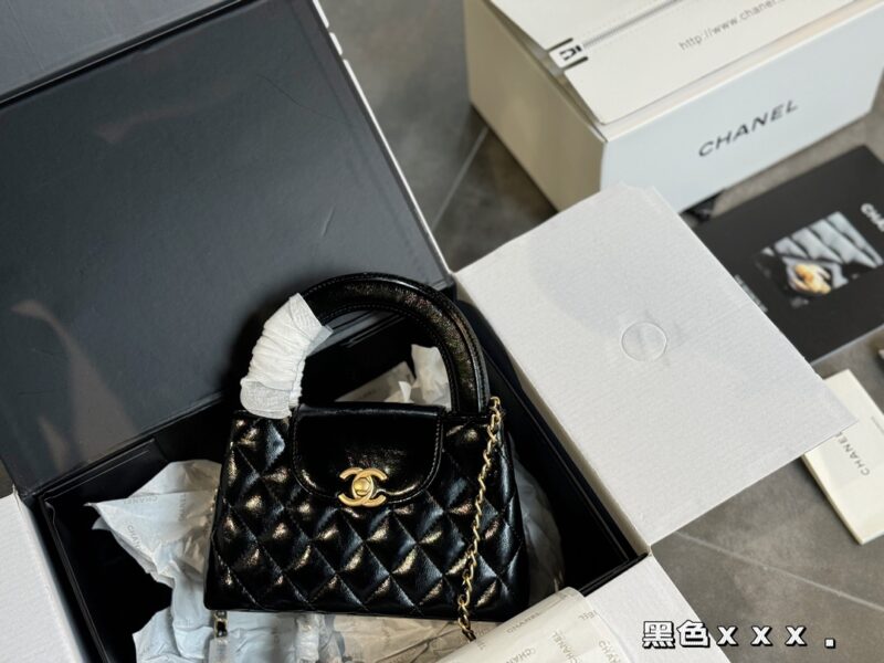 Complete packaging
size：20*12cm
Xiaoxiang's 23k Kelly
The most beautiful 23k, the oil wax skin looks so good! I have the impulse to immediately drop the sa!
The new bag really smells great!
Cowhide quality