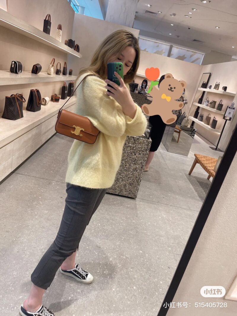 da9ae46a67.jpg Celine Arc de Triomphe Underarm Bag | Upper Body Picture
The long delayed upper body image is here+
To be honest, it's truly fragrant+
This is just for the sake of observation. When it comes to the small body, the capacity is actually quite large
Bas...