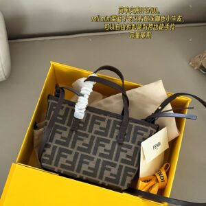 210 box
size：16*13cm
Fendi F Home
This small vegetable basket is really amazing,
I love it so much!
Full of vacation atmosphere,
Although it is small, it can also be packed very well,
A super lightweight small bag that can also be worn diagonally!