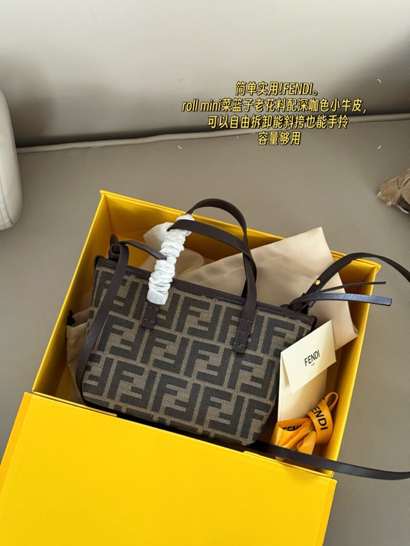 da9b2a0f53.jpg 210 box
size:16*13cm
Fendi F Home
This small vegetable basket is really amazing,
I love it so much!
Full of vacation atmosphere,
Although it is small, it can also be packed very well,
A super lightweight small bag that can also be worn diagonally!