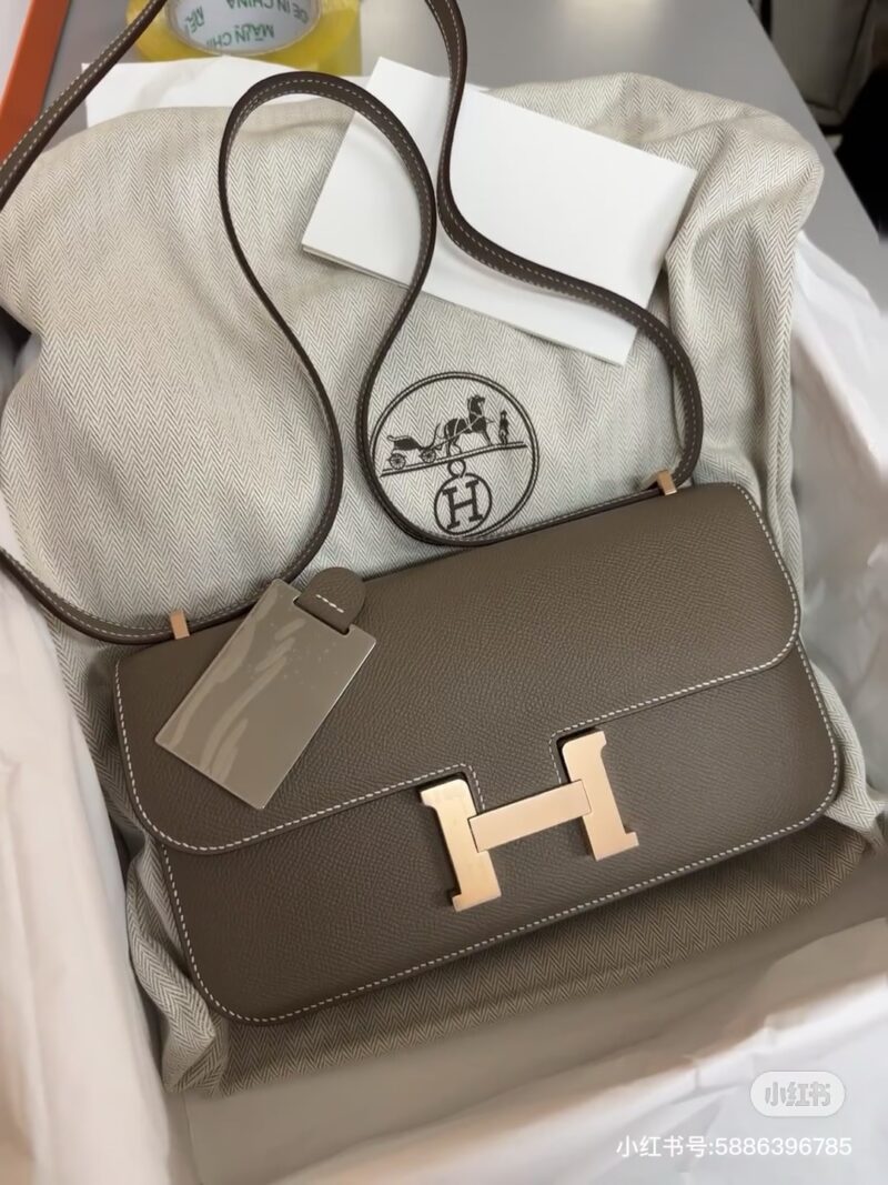 da9df1f239.jpg Constance Elan's new 24cm elephant grey gold buckle Epsom leather versatile color
Perhaps many people underestimate this color, but whether it's for daily travel or photography, it's very eye-catching. Fashionable and retro colors will never go out o...