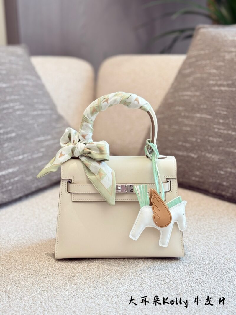 Exclusive Hermes Big Ears P375
Sichuan Super Popular Baby! Mini Kelly's' grandmother ', big ears that have been discontinued for more than 20 years! It's hard to find a package on the market. It's lucky to be able to recycle my wife. This time, we br...