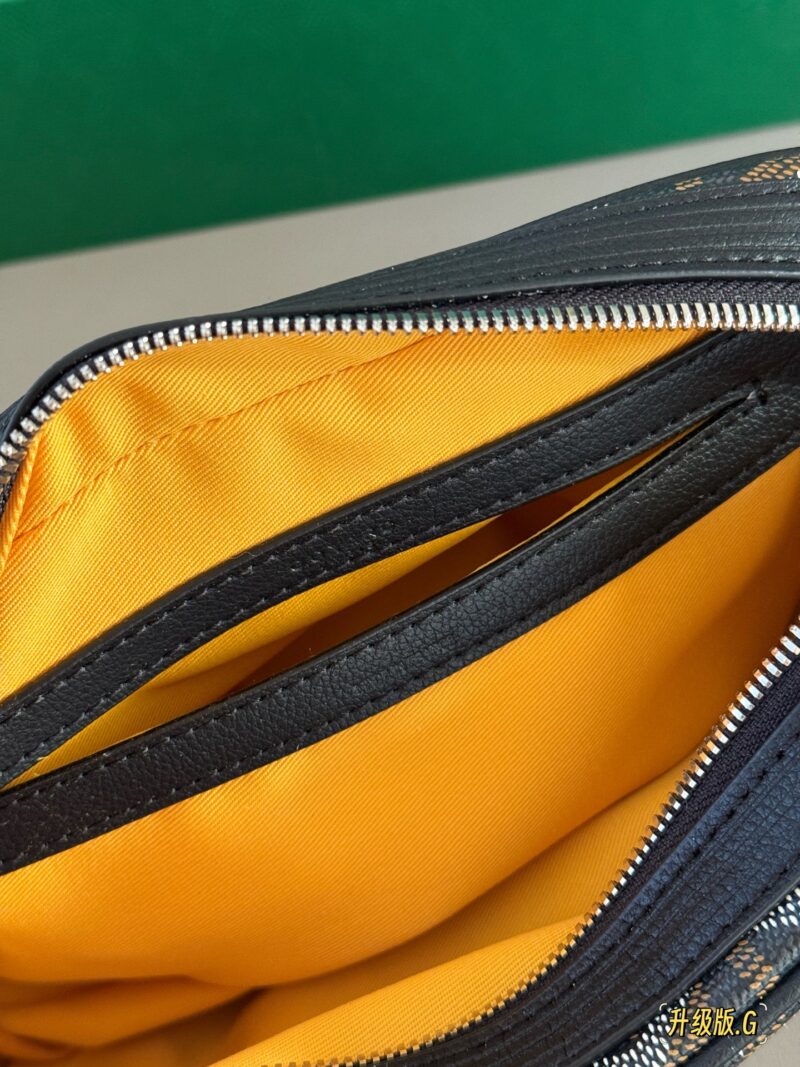 daaf9e4a61.jpg 205 Upgraded Edition Box
size:24*14cm
Goya Goyard Camera Bag
Boys and girls use it!
The upper body effect is absolutely stunning~
Very easy to match in daily life~
Both boys and girls can buy it!