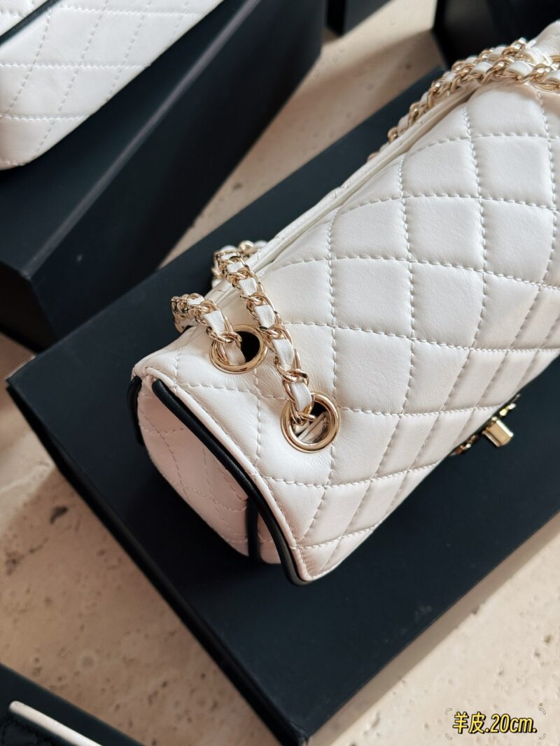 305 295 box sheepskin
Size: 20 * 12cm (large)
18 * 13cm (small)
Xiaoxiangjia 25P New Manga CF
It's really beautiful .….
The physical object is super cute
Do you prefer white or black borders?