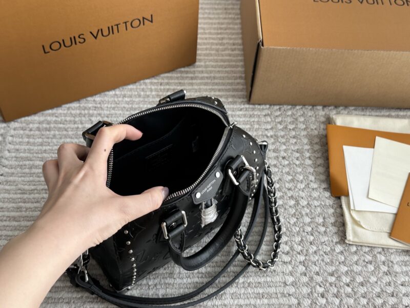 db022f55d5.jpg Black Warrior ¥ 280
Lv small pillow bag original single sealed packaging ?? The size of NANO SPEEDY is quite small, so it exudes a fashionable, beautiful and charming temperament when paired. However, it is lightweight to carry and easy to wear ...