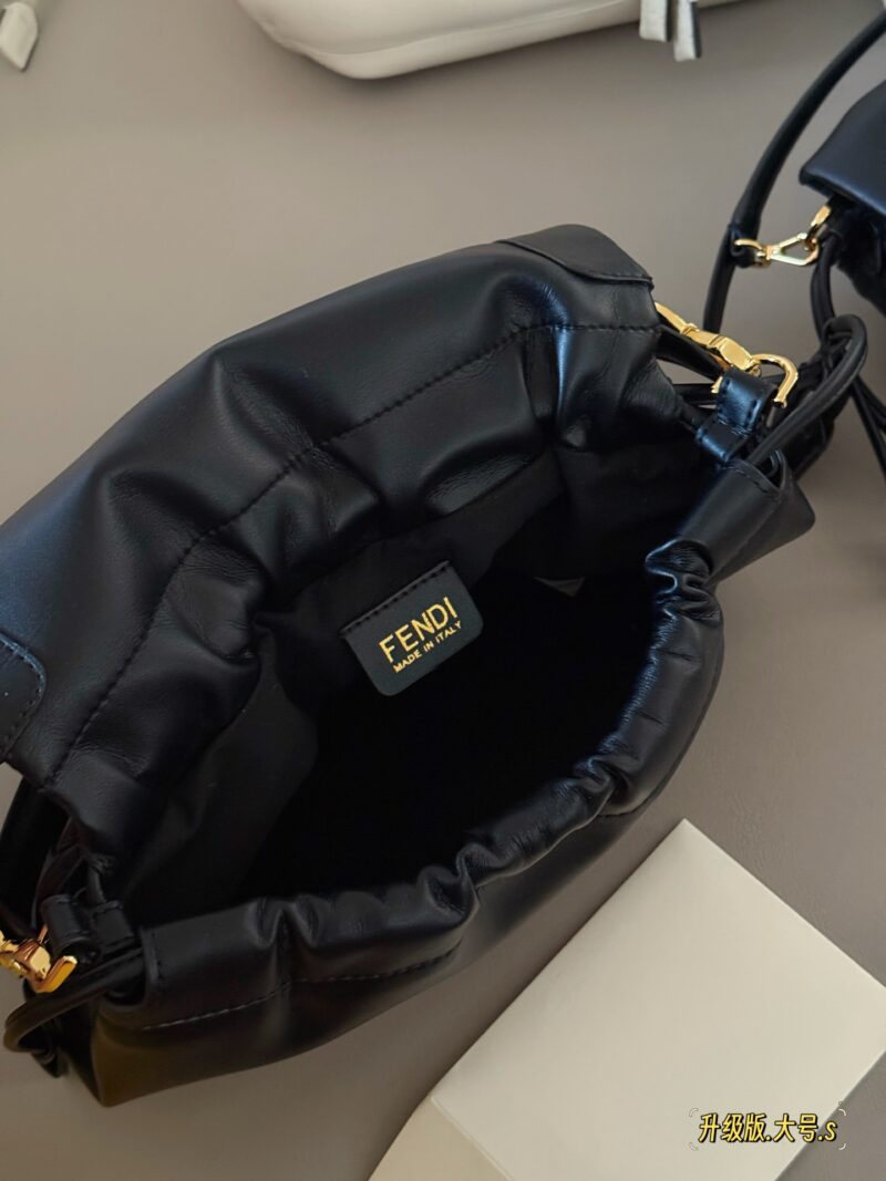 db147a7043.jpg 250 265 box upgrade version
Size: 16 * 13cm (small)
26.5 * 18cm (large)
The latest series Mama Baguette has truly been designed to the hearts of fairies!
Fendi's latest magic wand
Fresh and elegant!