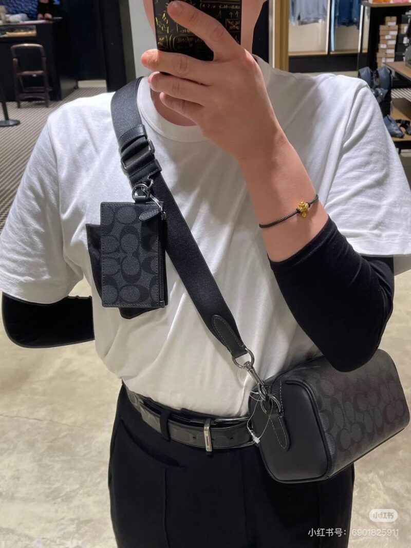 Coach's new Axel men's crossbody camera bag door
Classic charcoal gray vintage men's crossbody bag
2-in-1 style enhances the overall fashion sense of the bag UP
Cylindrical bag design accommodates more portable items 100
Bag size: 21 * 11.5 * 10cm
Ca...