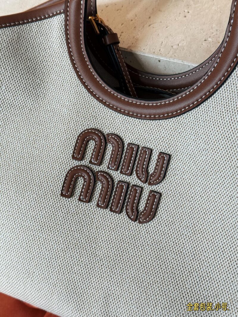 db4e6f5a53.jpg 300 complete sets of packaging
size:21*18cm
Miumiu's new tote
The wind is blowing too hard this year
There are so many popular products!
This version is also too beautiful!
Miumiu's canvas bag is packed in one color for spring and summer!
Canvas an...