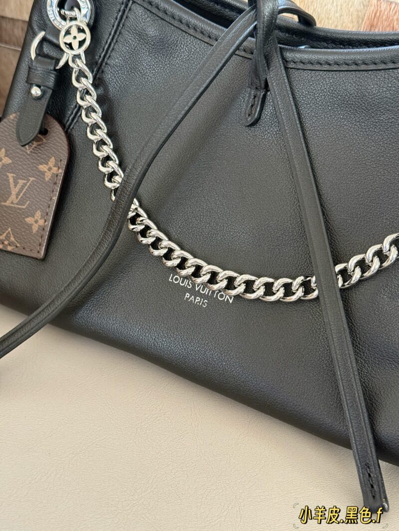 db66d26850.jpg 340 box full leather
size:26*17cm
L's Carryall bb Black Warrior has finally arrived
Package body with sliding metal chain
More exquisite!
Relaxing feeling, the whole thing is so cool that I have no friends
